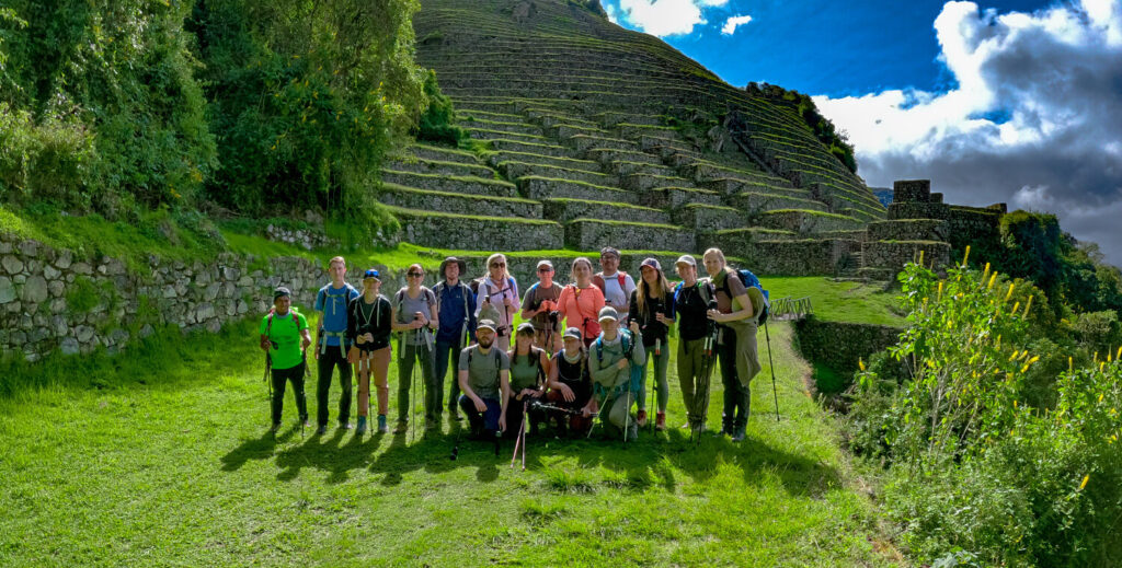 travelers-visiting-Intipata-archaeological-site